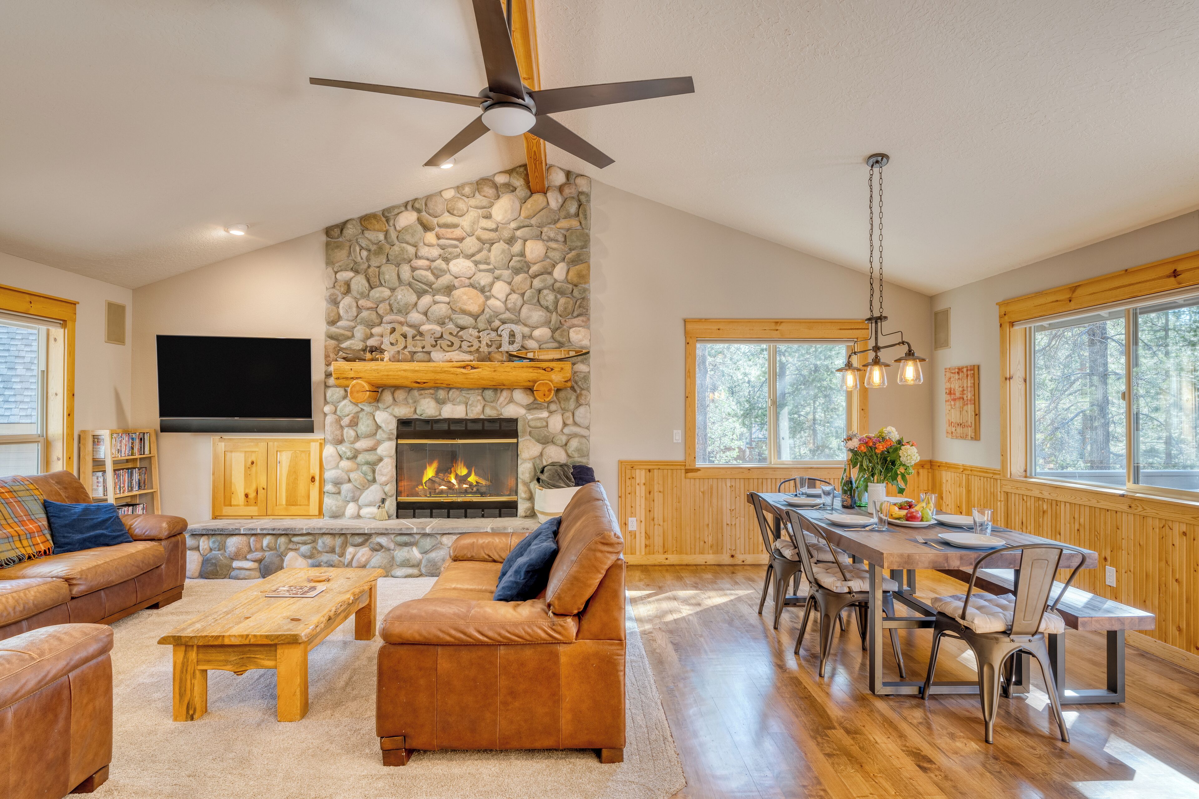 Quail By Avantstay | Great Location + Game Room, Hot Tub, & Deck! - Sunriver, OR