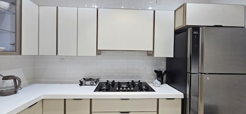 Modern & Cozy Apartment Quiet Area Near Malls & Restaurants
