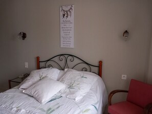 2 bedrooms, iron/ironing board, travel cot, free WiFi
