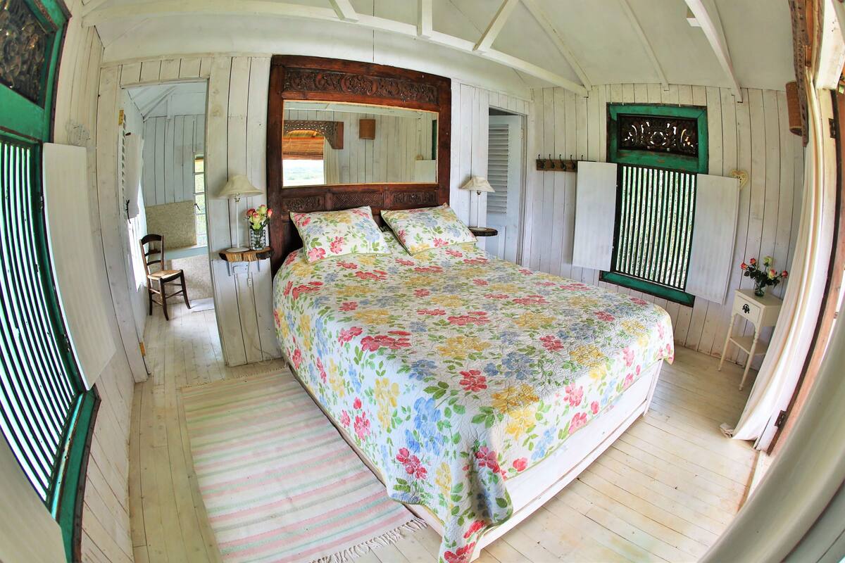 Cabin phong cách lãng mạn | Két bảo mật tại phòng, bàn ủi/dụng cụ ủi quần áo 
