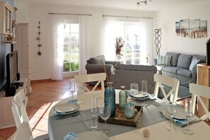   智能电视、壁炉、DVD 播放器、立体声音响