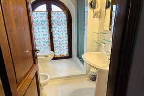 Shower, bidet - Villa with terrace and pool (Montaione)