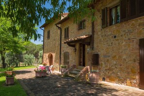 Exterior - Apartment in Tuscany with Pool & Garden (Montaione)