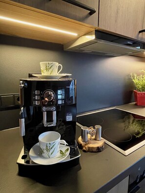 Fridge, oven, stovetop, dishwasher