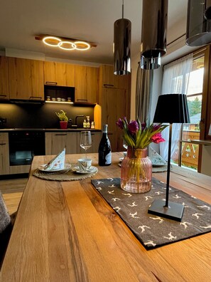 Fridge, oven, stovetop, dishwasher
