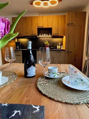 Een koelkast, een oven, een kookplaat, een vaatwasser