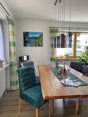 Dining - Ferienwohnung, 1-2 Personen, 86 qm, Separates Schlafzimmer, Küche, Wohnzimmer, Du/wc, Balkon (Schönau am Königssee)