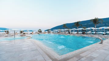 Una piscina techada, una piscina al aire libre de temporada