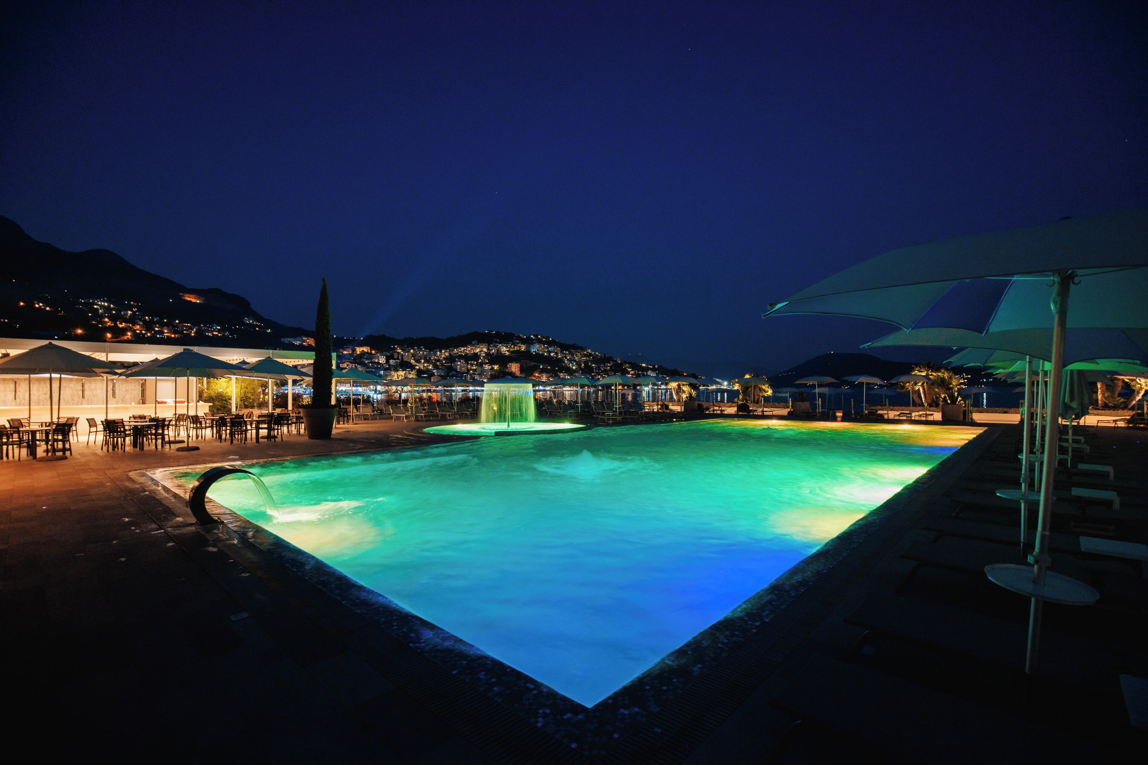 สระว่ายน้ำในร่ม, สระว่ายน้ำกลางแจ้งเปิดตามฤดูกาล