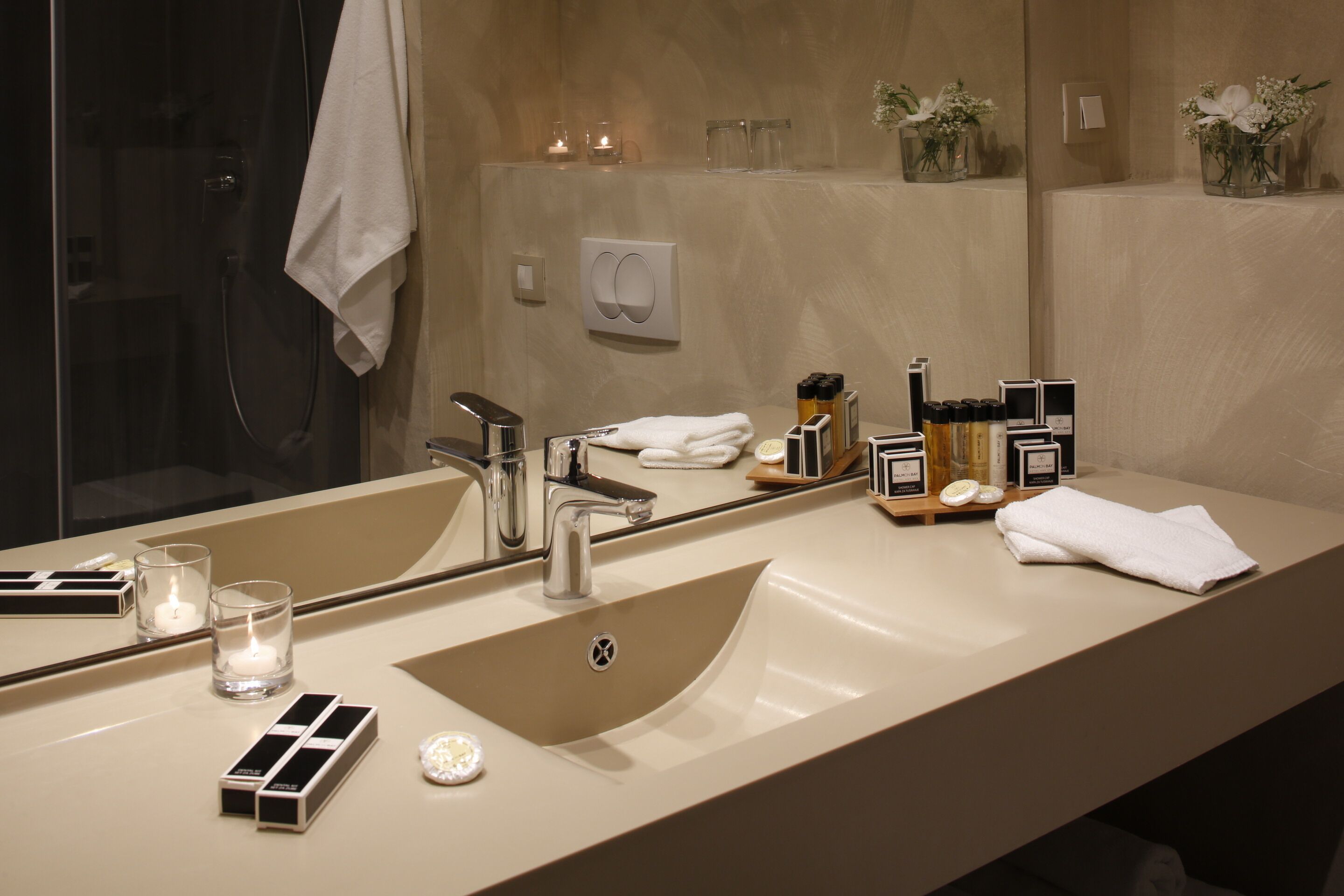 Une salle de bain moderne avec un grand lavabo, un miroir et des articles de toilette.