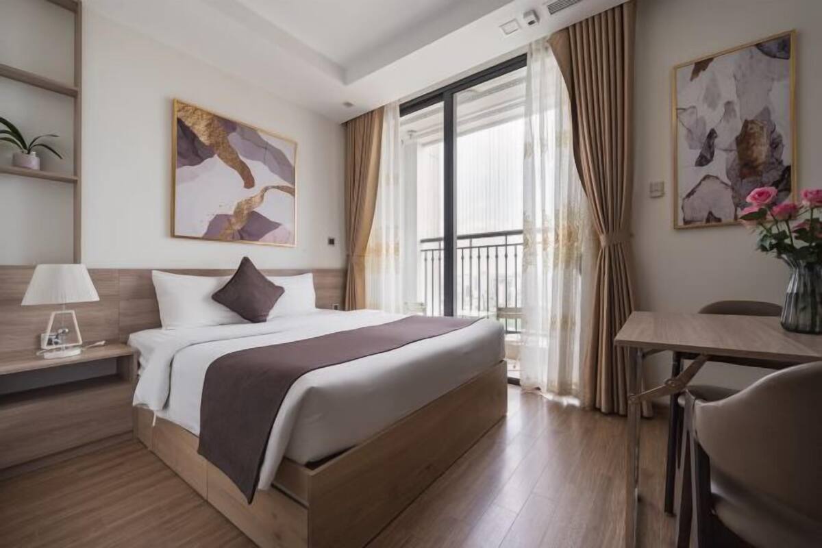 Luxe beddengoed, pillowtop-bedden, een bureau, een laptopwerkplek