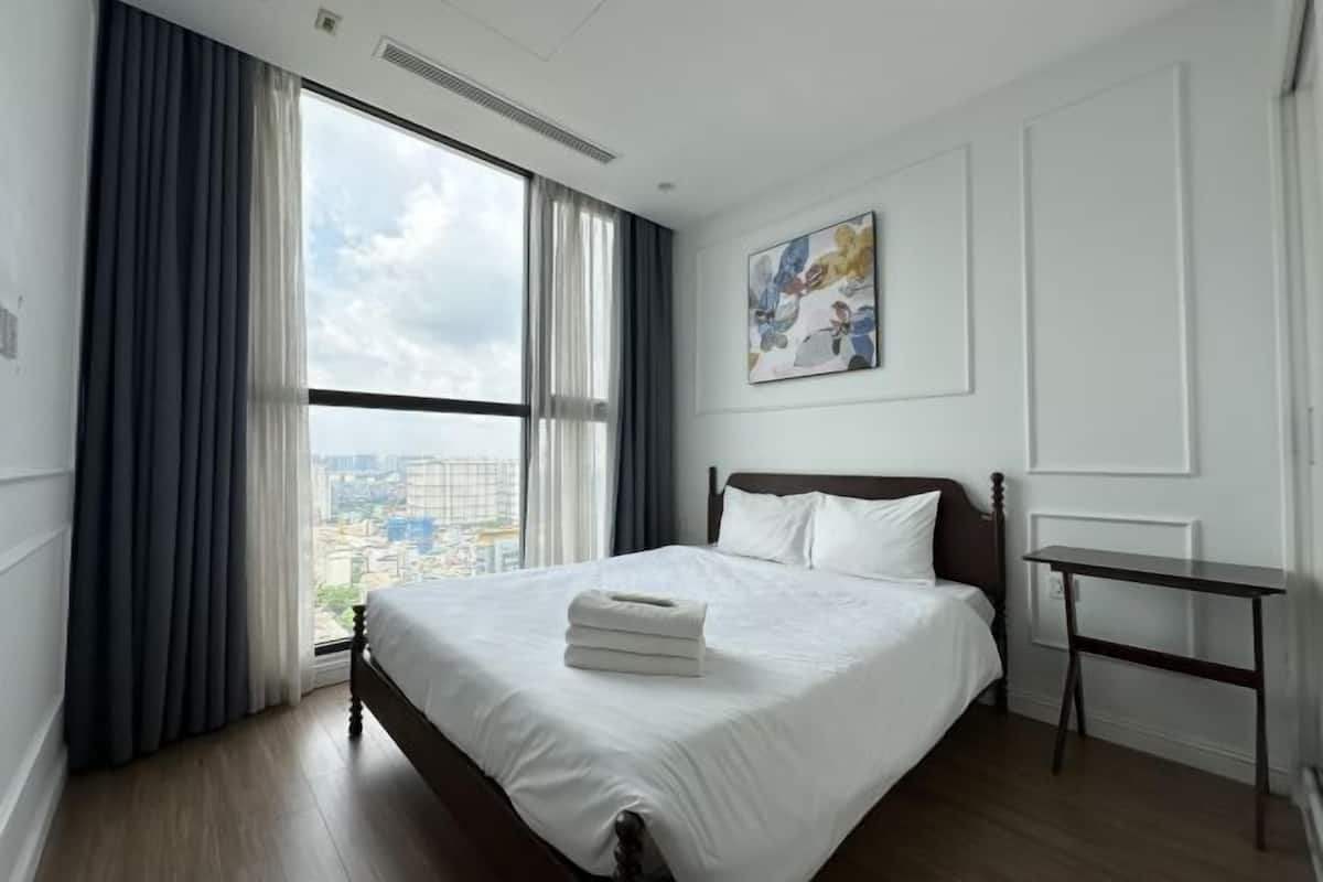 Luxe beddengoed, pillowtop-bedden, een bureau, een laptopwerkplek