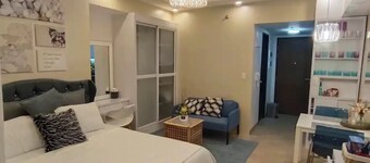 Manhattan plaza 2 araneta cubao with Balcony karaoke, netflix, washing machine