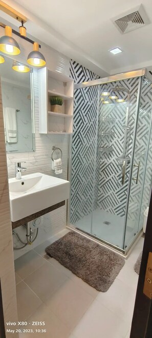 Een douche, een haardroger, een bidet, handdoeken