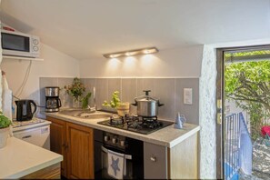 Een koelkast, een microgolfoven, een oven, een kookplaat