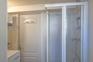 Douche, sèche-cheveux, serviettes fournies