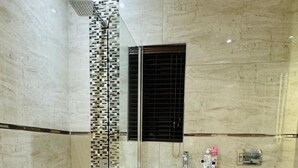 A bathroom with a bathtub, toilet, and sink. - Icebolethu Guest House (Lekwa)