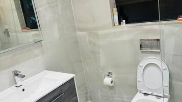 1 dormitori, caixa forta a l'habitació i cortines opaques