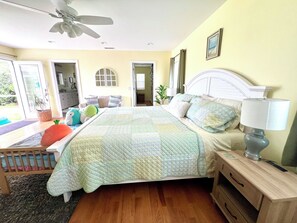 3 habitaciones, escritorio y tabla de planchar con plancha 