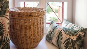A wicker basket on a window seat with a view of the outdoors. - Cottage in Clisson by the Sèvre River (Clisson)