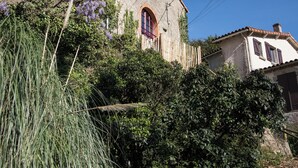 A rustic building with a stone facade, arched windows, and a red-tiled roof. - Cottage in Clisson by the Sèvre River (Clisson)