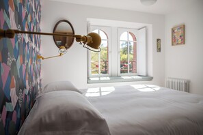 2 habitaciones, tabla de planchar con plancha y cuna de viaje