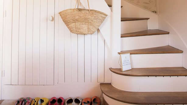 A staircase with a basket hanging from the railing and a sign on the steps. - Cottage in Clisson by the Sèvre River (Clisson)