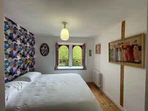 2 habitaciones, tabla de planchar con plancha y cuna de viaje 