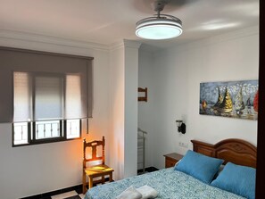 2 bedrooms, iron/ironing board, WiFi, bed sheets - FRANCISCO HOUSE (Conil de la Frontera)