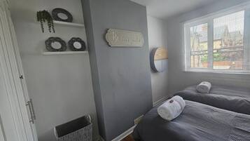 2 bedrooms, iron/ironing board, WiFi, bed sheets