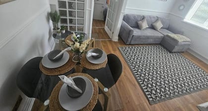 Affordable Stylish Fully Furnished 2 Bedroom Apartment,sleeps upto 6 people