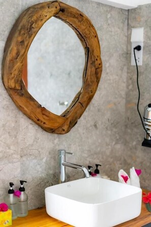 Suite Executive | Bagno | Doccia, soffione a pioggia, set di cortesia gratuito, asciugacapelli