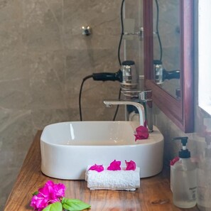 샤워 시설, 레인폴 샤워기, 무료 세면용품, 헤어드라이어