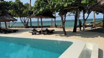 Piscine extérieure, parasols de plage, chaises longues
