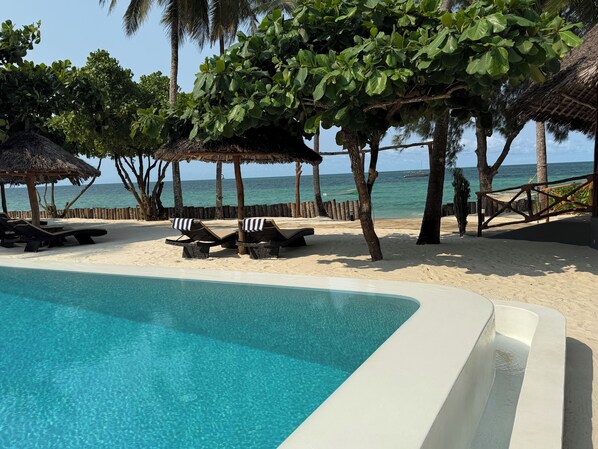 Outdoor pool, pool umbrellas, pool loungers - MANOLO Beach Resort (Uroa)