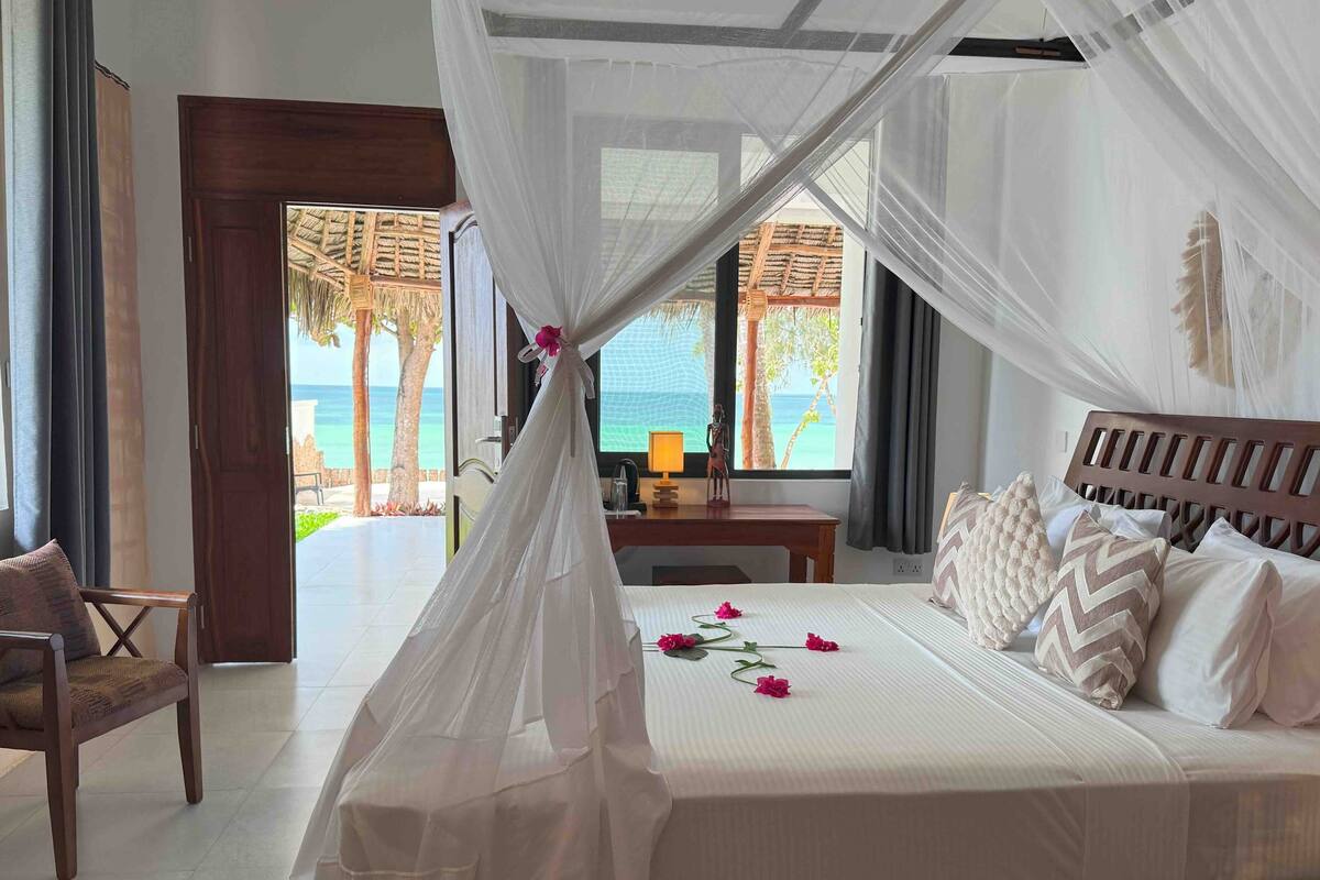 Double Room | Minibar, in-room safe, individually decorated, individually furnished