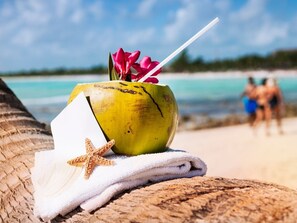 Beach bar - MANOLO Beach Resort (Uroa)