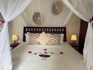 Kamar Double | Minibar, brankas, dan didekorasi berbeda-beda