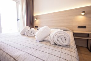 Appartamento Standard, vista mare parziale | 2 camere, una cassaforte in camera, ferro/asse da stiro, Wi-Fi gratuito