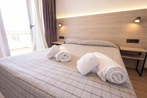 Appartement Standard, vue partielle sur la mer | 2 chambres, coffres-forts dans les chambres, fer et planche à repasser