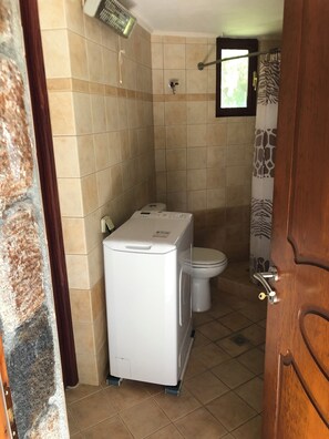 Dusch, hårtork, handdukar och tvål