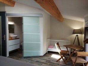 2 dormitoris, planxa i posts de planxar, wifi i roba de llit