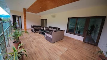 1 habitación, escritorio y espacio para trabajar con laptop