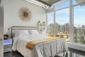 Escritorio, tabla de planchar con plancha, wifi gratis y ropa de cama 