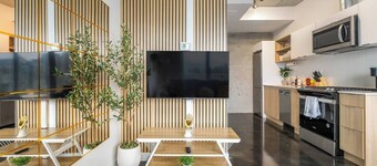 Designer Studio in the Sky - Views, AC, Patio