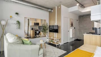 Työpöytä, silitysrauta/-lauta, ilmainen Wi-Fi, vuodevaatteet