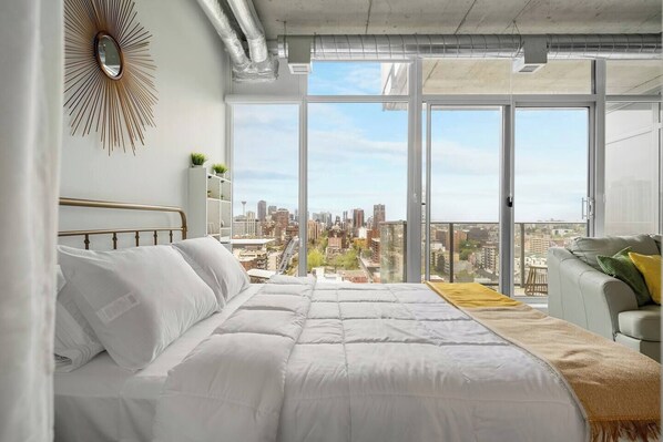 Escritorio, tabla de planchar con plancha, wifi gratis y ropa de cama 