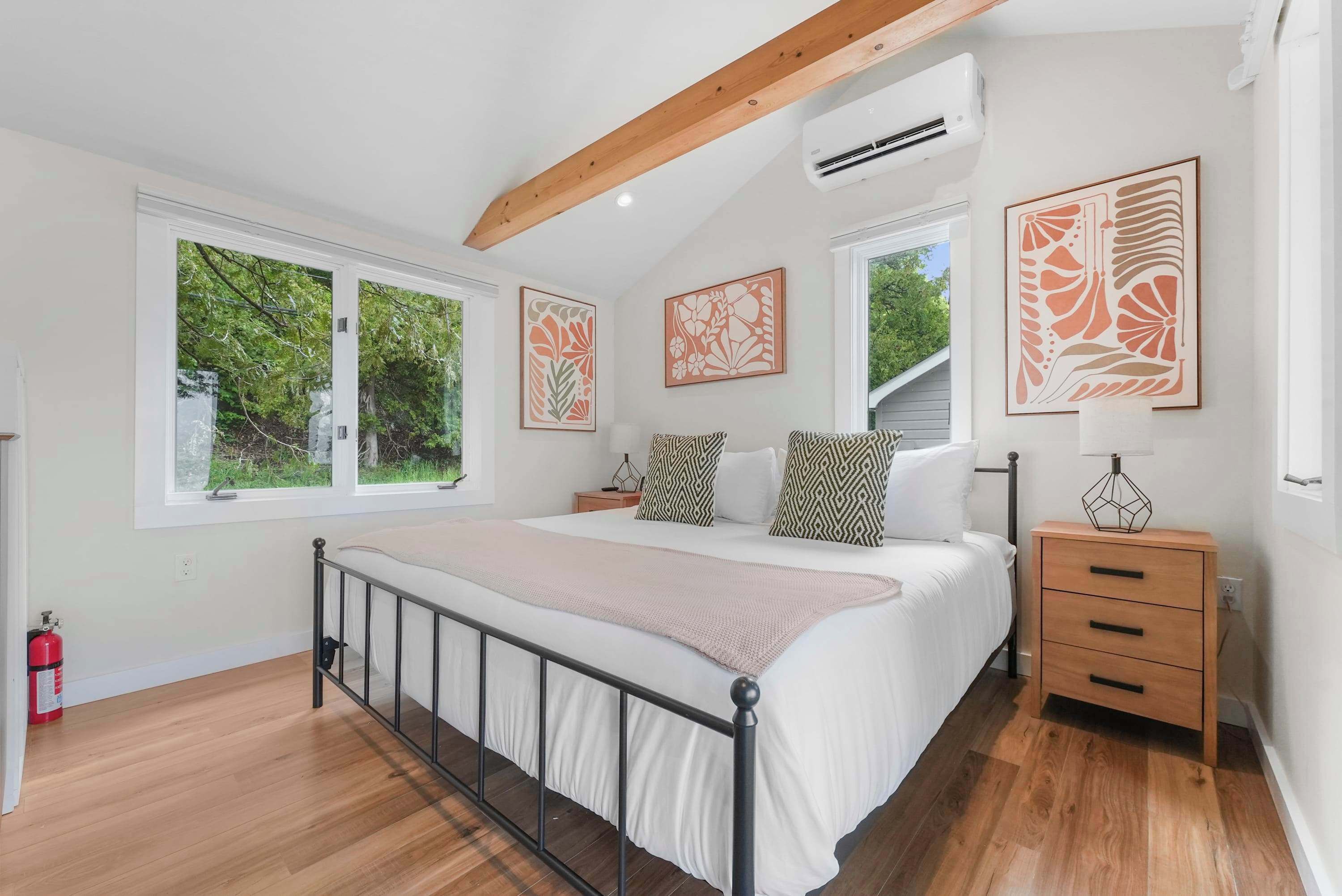 2 habitaciones, tabla de planchar con plancha, wifi y ropa de cama 