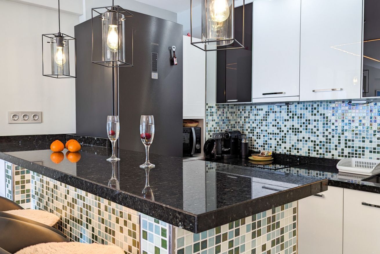 Microondas, horno, placa de cocina y lavavajillas