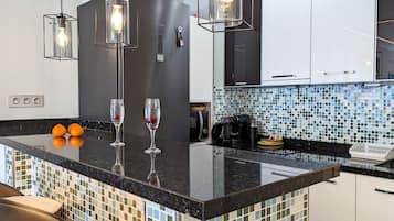 Microondas, horno, placa de cocina y lavavajillas